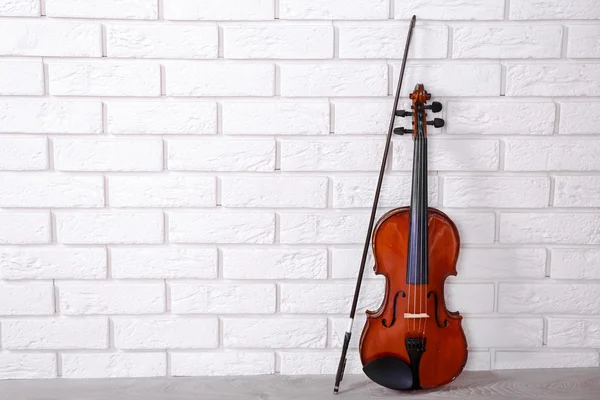 Violino em tijolos fundo da parede — Fotografia de Stock