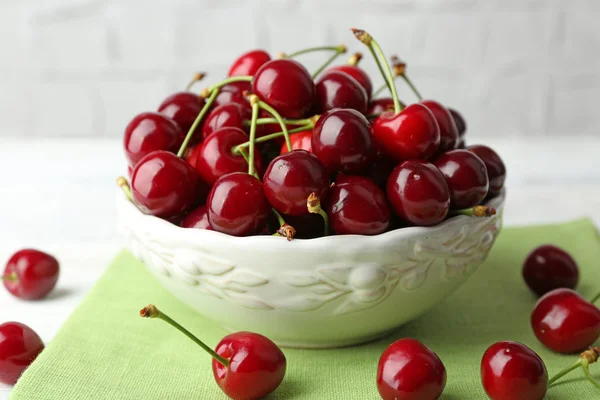 Sweet cherries in bowl on table close up — Stock Photo, Image