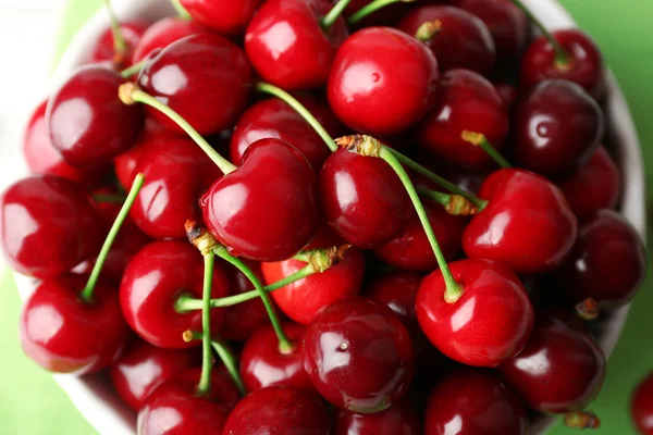 Dolci ciliegie in ciotola da vicino — Foto Stock