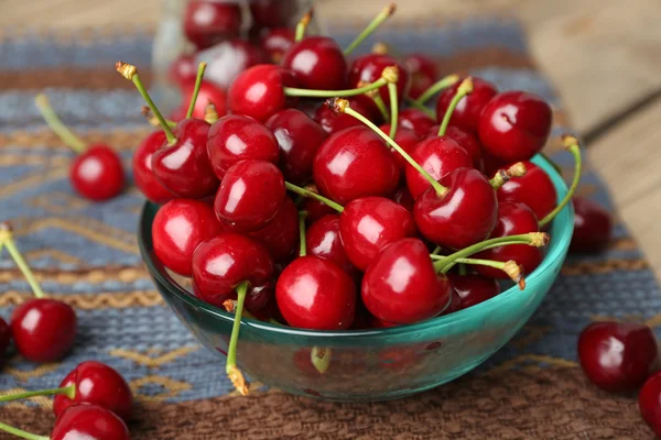 Sweet cherries in bowl on table close up — Stock Photo, Image