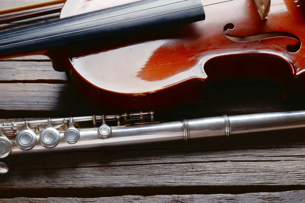 Flauta com violino na mesa close up — Fotografia de Stock