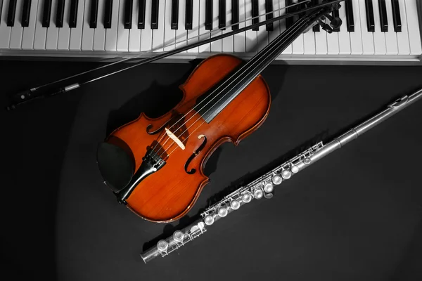 Μουσικά όργανα σε σκούρο φόντο — Φωτογραφία Αρχείου