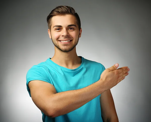 Hombre guapo sobre fondo gris — Foto de Stock