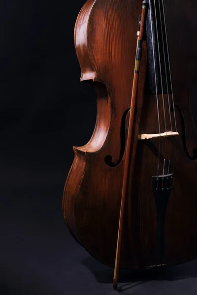 Violoncello vintage su sfondo scuro — Foto Stock