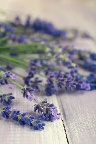 Flores de lavanda en la mesa — Foto de Stock