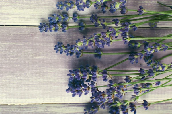 Lavendelblüten auf dem Tisch — Stockfoto
