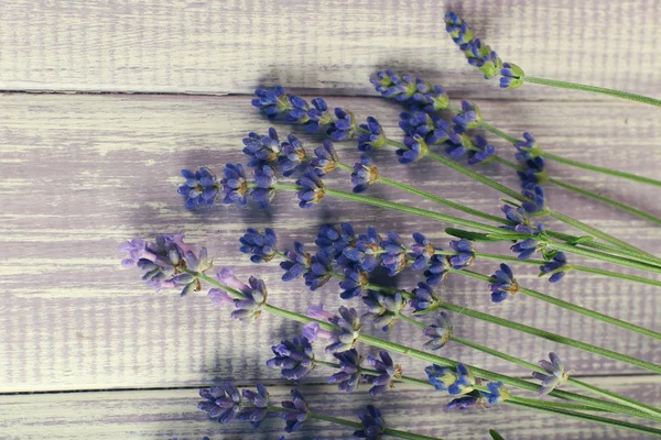 Lavendelblüten auf dem Tisch — Stockfoto