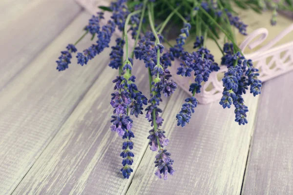 Lavendelblüten auf dem Tisch — Stockfoto