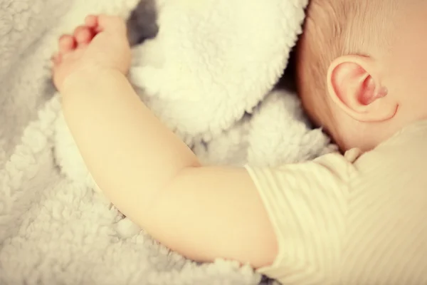 Mão de bebê em cobertor, close-up — Fotografia de Stock