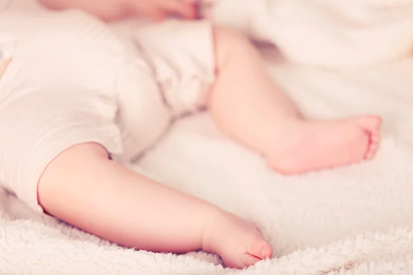 Babybeine auf Decke, Nahaufnahme — Stockfoto