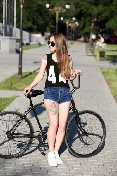 Gyönyörű lány, kerékpár, kültéri — Stock Fotó
