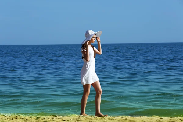 Mooie vrouw lopen op strand — Stockfoto