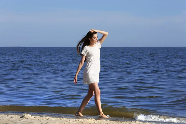 Pretty woman on beach — Stock Photo, Image