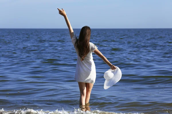 Pretty woman on beach — Stock Photo, Image