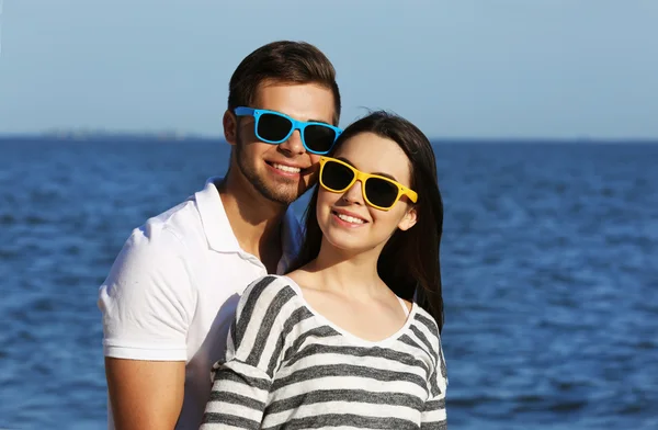 Hermosa pareja joven en la playa —  Fotos de Stock