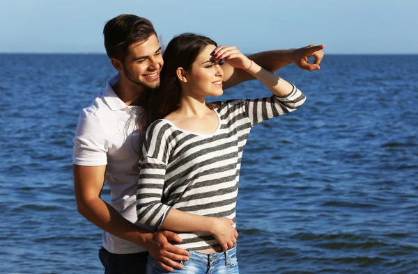 Vackra unga par på stranden — Stockfoto