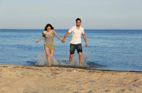 Beau jeune couple sur la plage — Photo