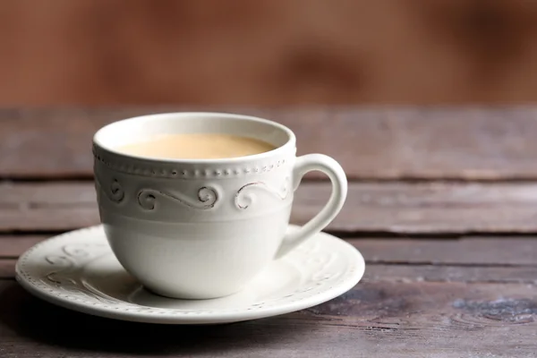 Filiżankę kawy na drewnianym stole z bliska — Zdjęcie stockowe