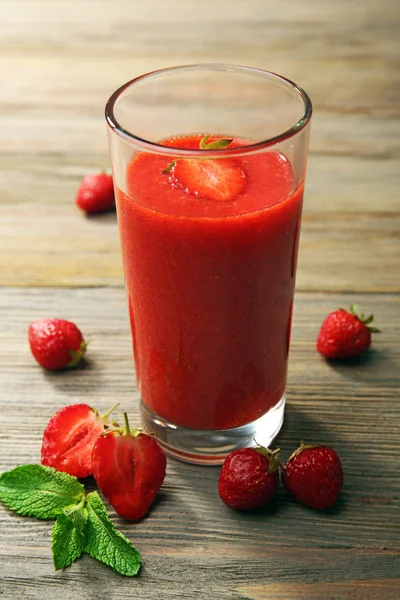 Ποτήρι φράουλα smoothie με μούρα στο ξύλινο τραπέζι από κοντά — Φωτογραφία Αρχείου