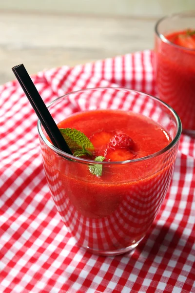 Gläser Erdbeer-Smoothie mit Beeren auf dem Tisch aus nächster Nähe — Stockfoto