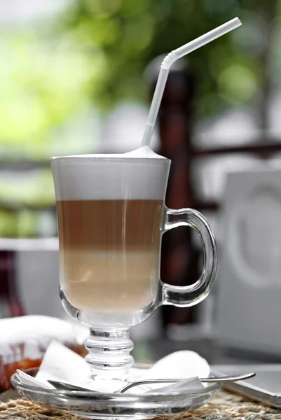 Verre de latte sur la table dans le café gros plan — Photo