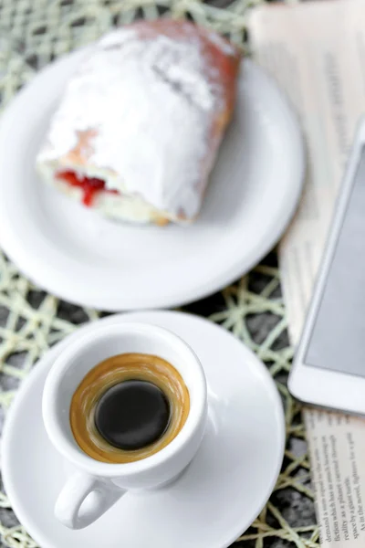 Copa de capuchino en la mesa en la cafetería — Foto de Stock