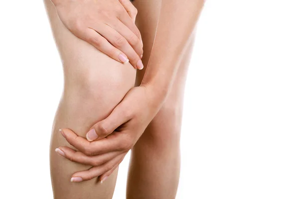 Молодая женщина с болью в колене — стоковое фото