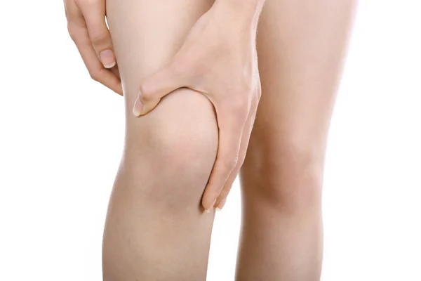 Giovane donna con dolore al ginocchio — Foto Stock