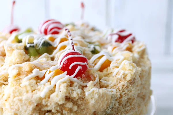 Pastel de mantequilla con cerezas en el soporte, sobre fondo de madera de color —  Fotos de Stock