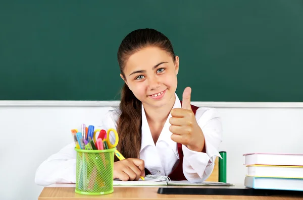 Hermosa colegiala en el aula cerca de pizarra —  Fotos de Stock