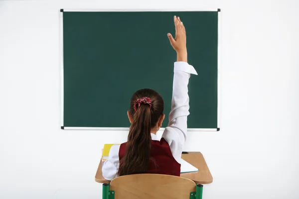 Bela colegial em sala de aula perto de quadro negro — Fotografia de Stock