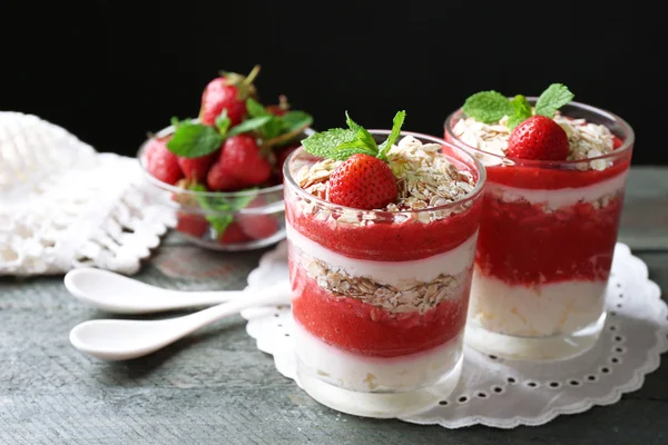 Tatlı taze çilek, krem ve granola, koyu arka plan üzerinde ahşap tablo — Stok fotoğraf