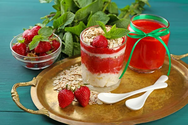 Dessert med färska jordgubbar, grädde och granola, på bricka, på färg träbord bakgrund — Stockfoto