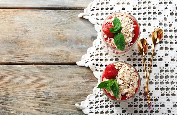 Tatlı taze çilek, krem ve granola, renk ahşap masa arka plan üzerinde — Stok fotoğraf