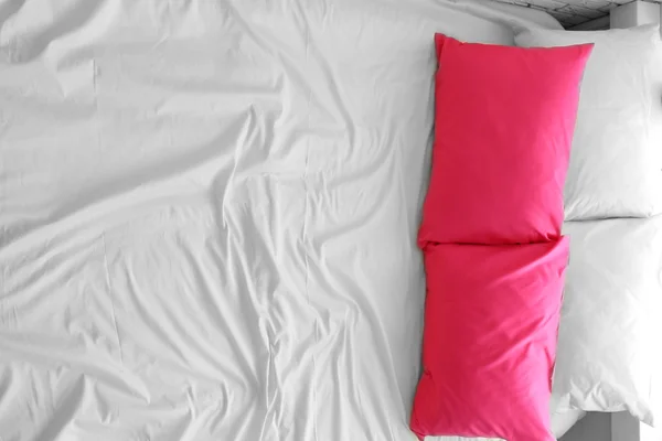 Bequemes Bett mit Kissen — Stockfoto