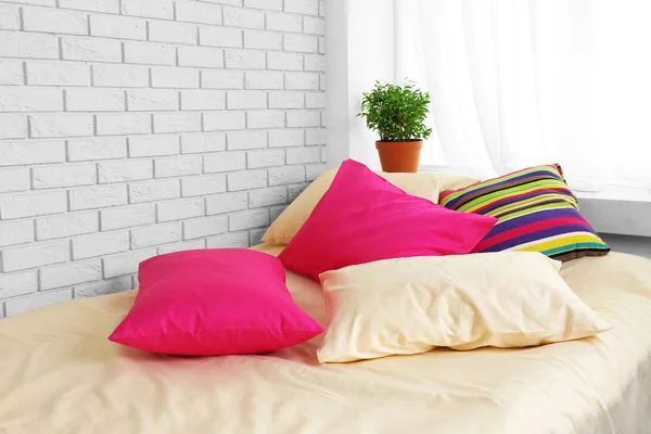 Удобная кровать с подушками — стоковое фото