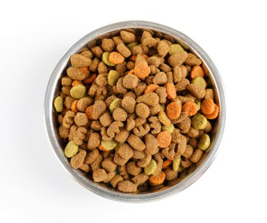 Kasede köpek maması, beyazda izole.