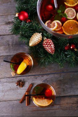 Sangria kase ve gözlük ile Noel dekorasyonu ahşap masa üzerinde kapat