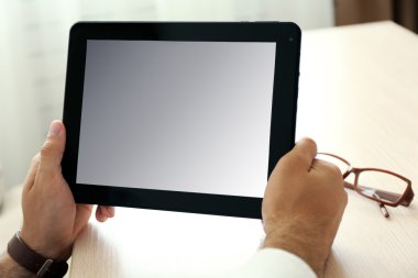 Tablet Office ile çalışan adam