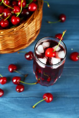 Bardak taze meyve suyu kiraz ahşap tablo ile yakın çekim