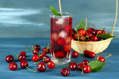 Bardak taze meyve suyu kiraz ahşap tablo ile yakın çekim