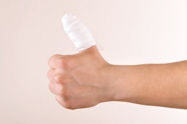 Yaralı bandajlı parmak