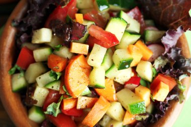 Taze sebze salatası.