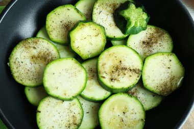 Tablo, closeup tavada kabak dilimlenmiş