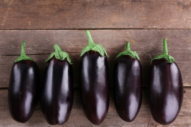 Tahta arka planda taze patlıcan