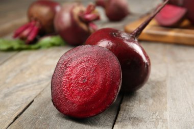 Ahşap masa üzerinde genç pancar yakın çekim