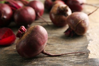 Ahşap masa üzerinde genç pancar yakın çekim