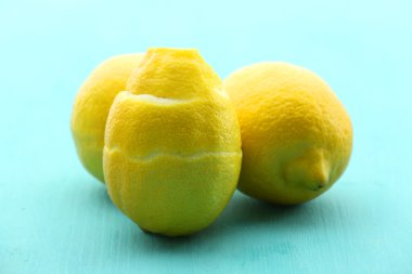 Ahşap masa üzerinde olgunlaşmış limon yakın çekim