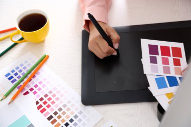 Grafik tablet üzerinde çizim sanatçı