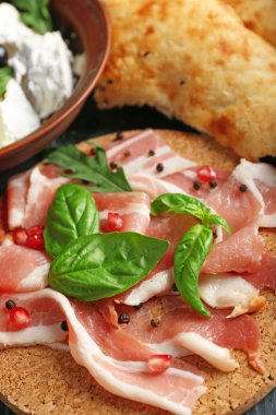 Maddeler üzerinde ahşap masa, Akdeniz mutfağından yakın çekim